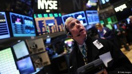 Traders work on the floor of the New York Stock Exchange (Photo: Spencer Platt)